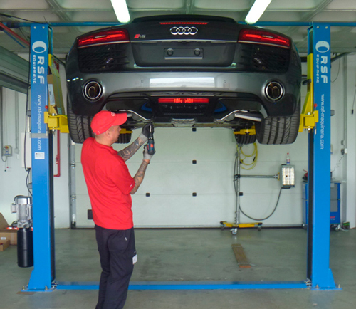 Elevador de 2 columnas de coches con el nuevo Audi R8