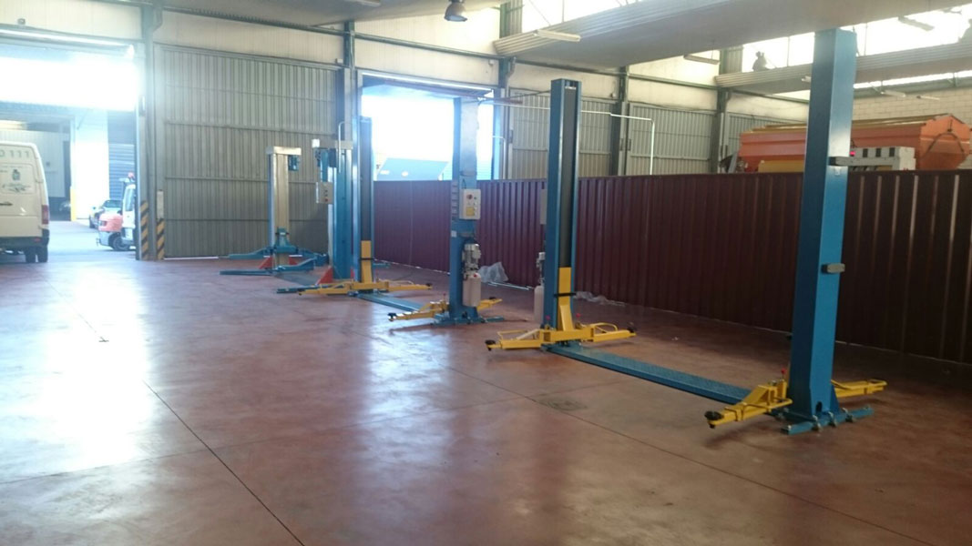 Elevador de 2 columnas de coches con el nuevo Audi R8