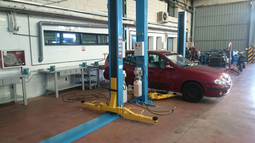 Elevador de 2 columnas de coches con el nuevo Audi R8